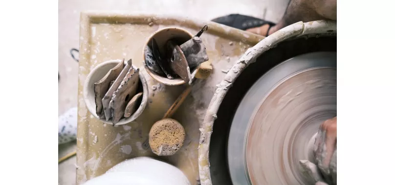 Co to jest ceramika? Poznaj techniki jej zdobienia.