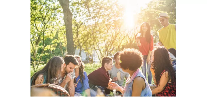 Majówka z firmą. Jak zorganizować integrację firmową i wybrać zestawy piknikowe z logo 