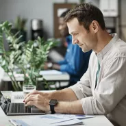 Co powinien zawierać pakiet powitalny dla nowego pracownika?