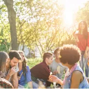 Majówka z firmą. Jak zorganizować integrację firmową i wybrać zestawy piknikowe z logo 