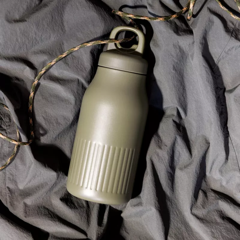 Stalowa butelka Sagaform Truls z poręcznym zatrzaskiem (z recyklingu) 500 ml - Dried Green (LT52135-N0049)