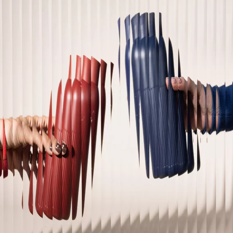 Sagaform Tekla Push stalowa butelka z zakrętką (z recyklingu) 500 ml - ciemnoczerwony (LT52134-N0020)