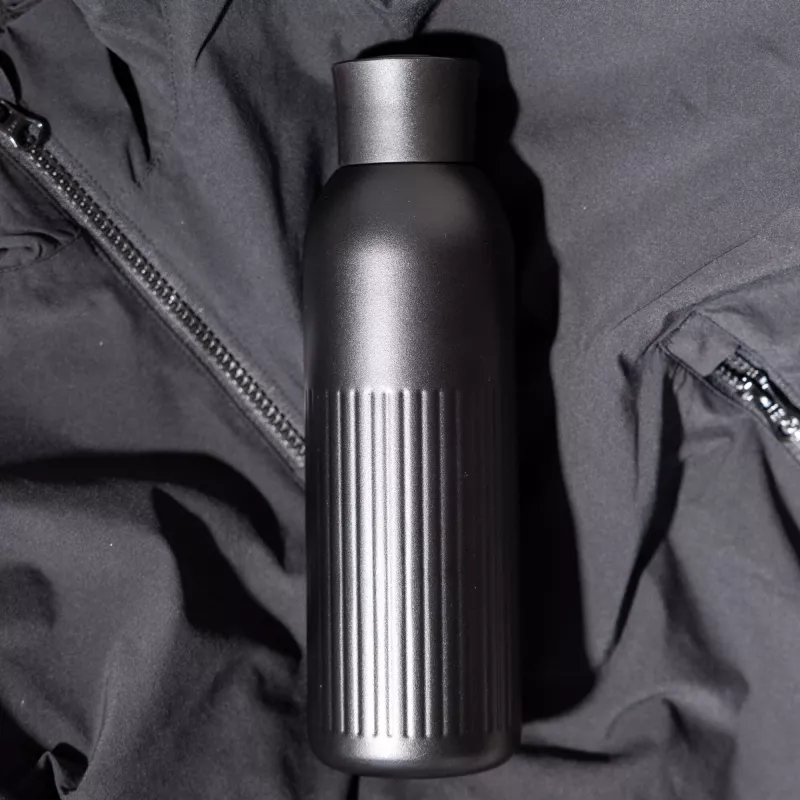 Sagaform Tekla Push stalowa butelka z zakrętką (z recyklingu) 500 ml - czarny (LT52134-N0002)