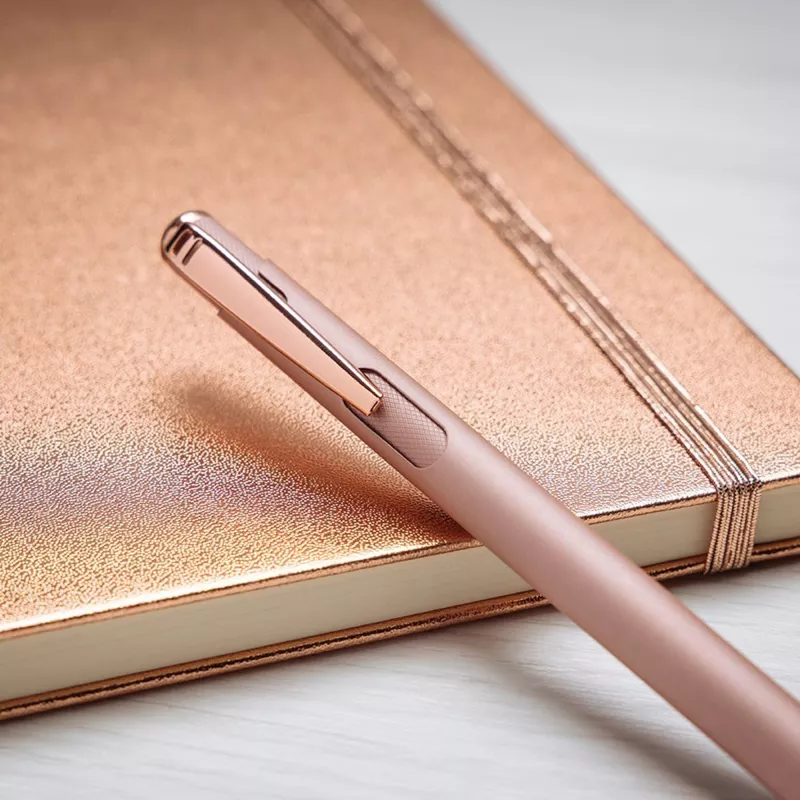 Długopis metalowy z dodatkami w kolorze różowego złota - Rose Gold (IP13150559)