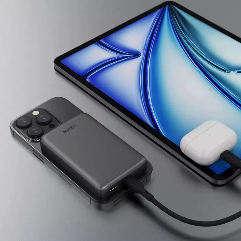 Magnetyczny, bezprzewodowy power bank 10000 mAh Aukey - czarny (VAM12-03)