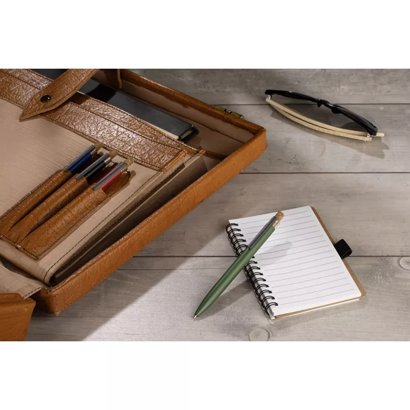 Długopis z recyklingowanego aluminium z korkowym przyciskiem KORIN - zielony butelkowy (19742-18)