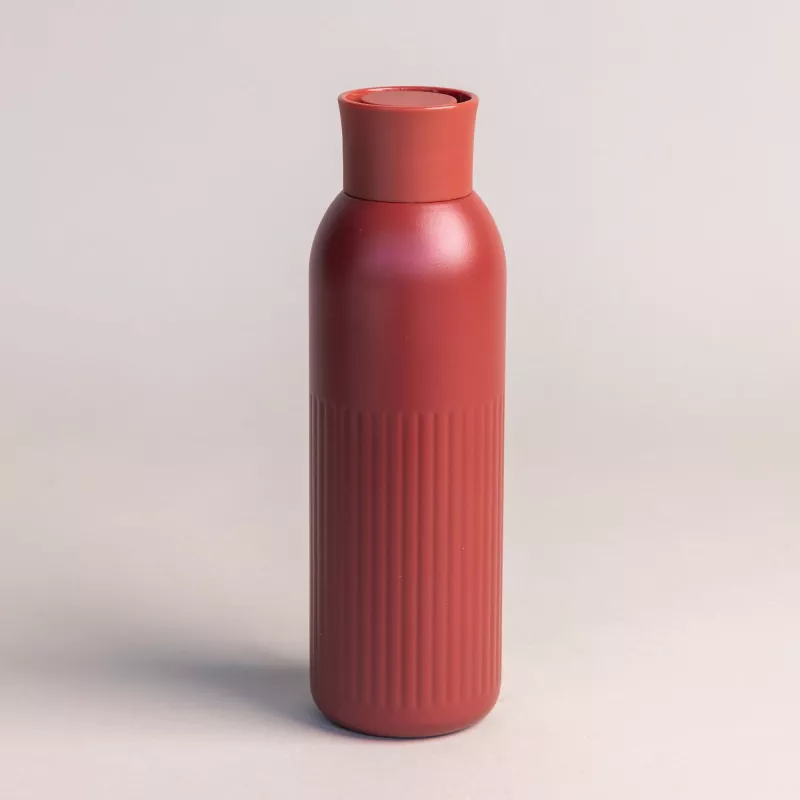 Sagaform Tekla Push stalowa butelka z zakrętką (z recyklingu) 500 ml - ciemnoczerwony (LT52134-N0020)