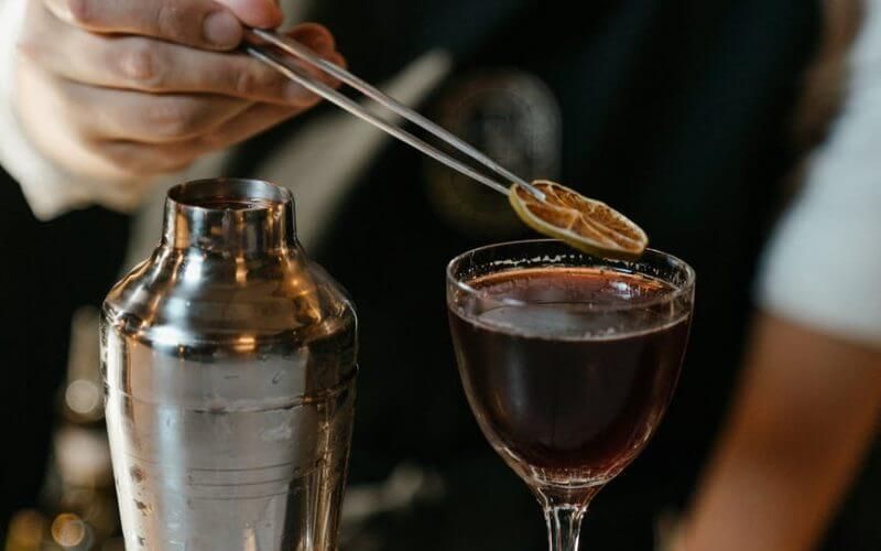 Gadżety reklamowe dla amatorów alkoholi – sprawdź, jaki prezent wybrać, aby Twoja firma zapadła w pamięć!