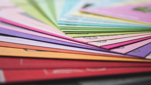 Czy reklamowe teczki na dokumenty papierowe nadają się tylko do biura?