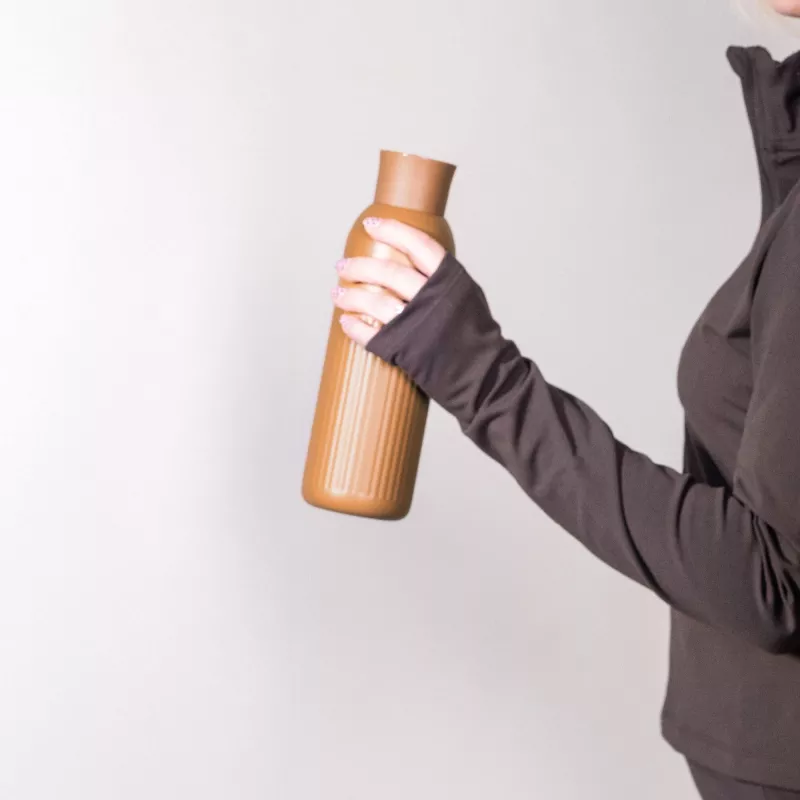 Sagaform Tekla Push stalowa butelka z zakrętką (z recyklingu) 500 ml - brązowy (LT52134-N0051)