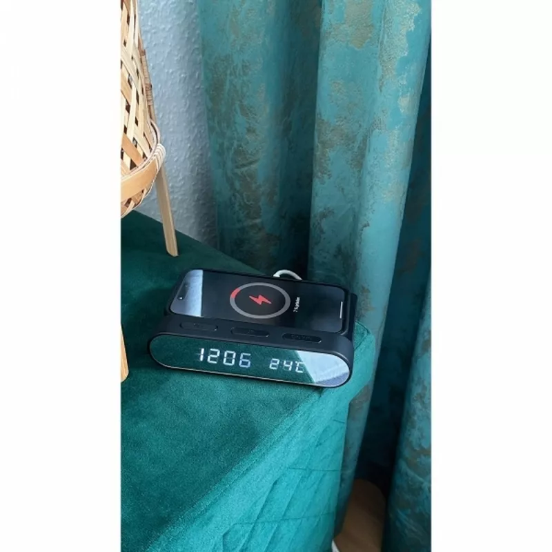 Budzik z bezprzewodową ładowarką ADELAIDE - czarny (532503)