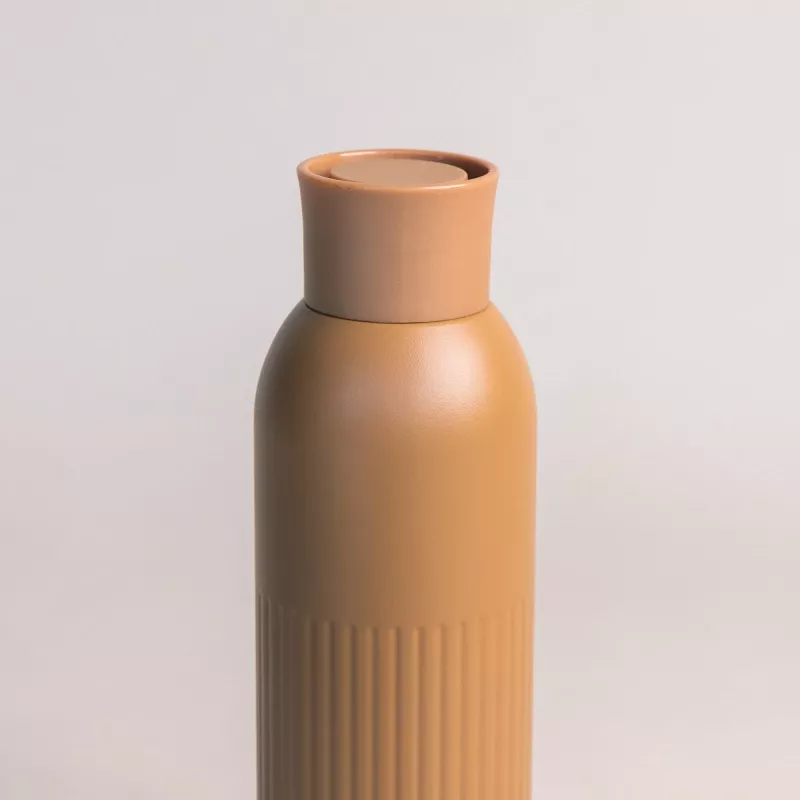 Sagaform Tekla Push stalowa butelka z zakrętką (z recyklingu) 500 ml - brązowy (LT52134-N0051)