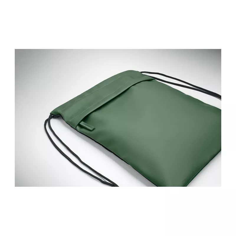 Worek ze sznurkiem z RPET 600D z kieszenią BANGKOK BAG - Ciemnozielony (MO2639-60)