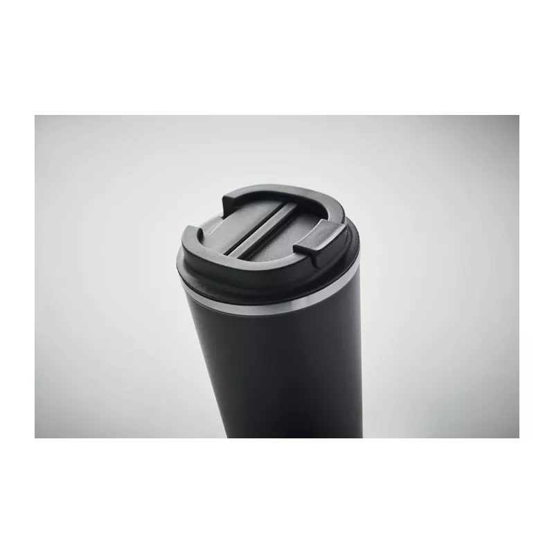 Kubek termiczny ze stali z recyklingu 510 ml BRACE + - Czarny (MO6579-03)