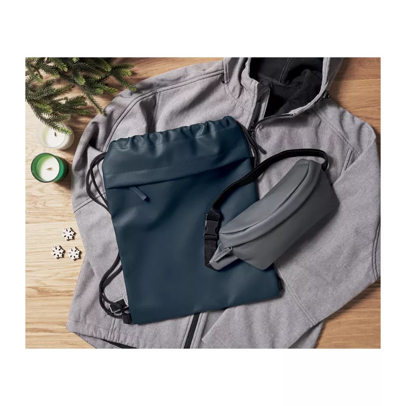 Worek ze sznurkiem z RPET 600D z kieszenią BANGKOK BAG - Niebieski (MO2639-04)
