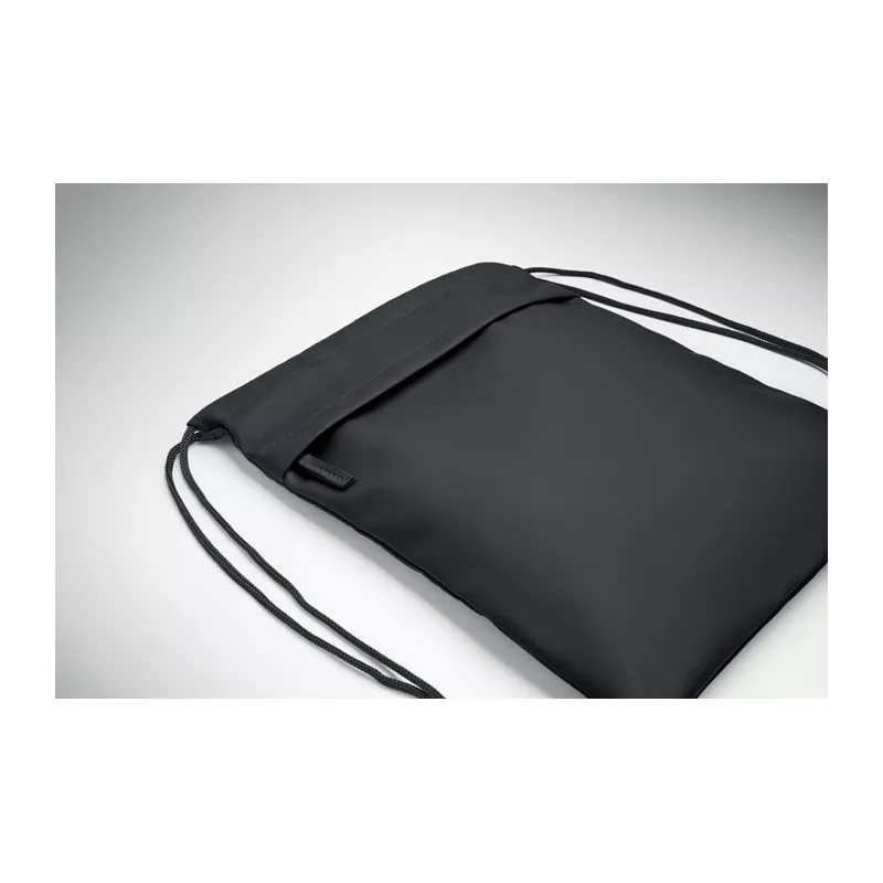 Worek ze sznurkiem z RPET 600D z kieszenią BANGKOK BAG - Czarny (MO2639-03)