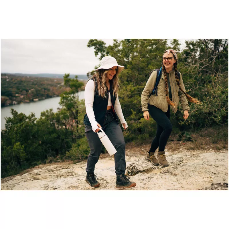 Camelbak® Thrive Chug VSS butelka na wodę ze stali nierdzewnej o pojemności 750 ml z zakrętką - Jasnoszary (10088980)