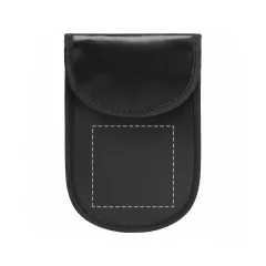 wysrodkowany w dolnej czesci przedniej strony