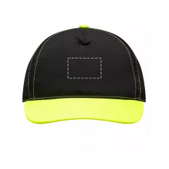 wysrodkowane na przodzie czapki