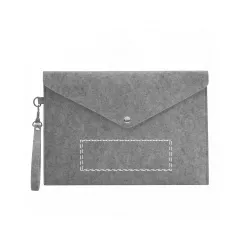 wysrodkowany w dolnej czesci przedniej strony