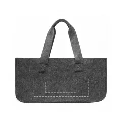 na przodzie, wysrodkowane ponizej pasków do noszenia