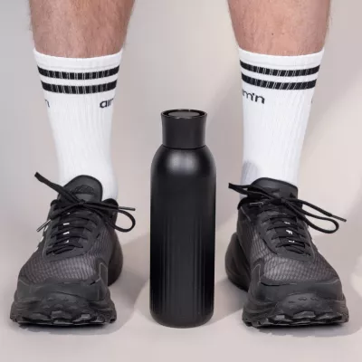 Sagaform Tekla Push stalowa butelka z zakrętką (z recyklingu) 500 ml - czarny (LT52134-N0002)