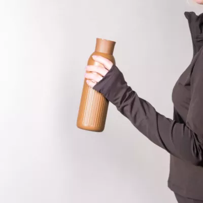 Sagaform Tekla Push stalowa butelka z zakrętką (z recyklingu) 500 ml - brązowy (LT52134-N0051)