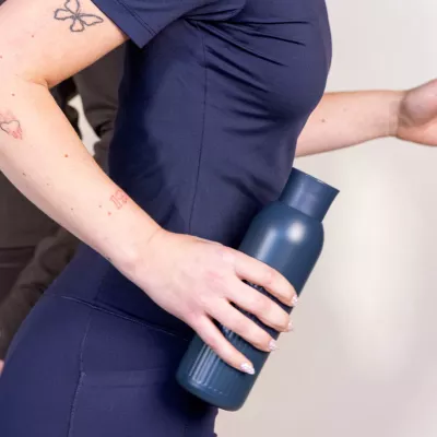 Sagaform Tekla Push stalowa butelka z zakrętką (z recyklingu) 500 ml - ciemnoniebieski (LT52134-N0010)