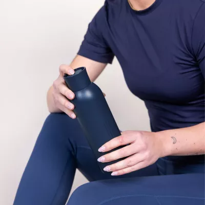 Sagaform Tekla Push stalowa butelka z zakrętką (z recyklingu) 500 ml - ciemnoniebieski (LT52134-N0010)