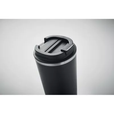 Kubek termiczny ze stali z recyklingu 510 ml BRACE + - Czarny (MO6579-03)