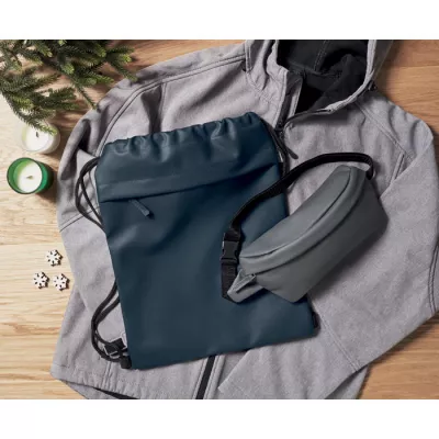 Worek ze sznurkiem z RPET 600D z kieszenią BANGKOK BAG - Niebieski (MO2639-04)